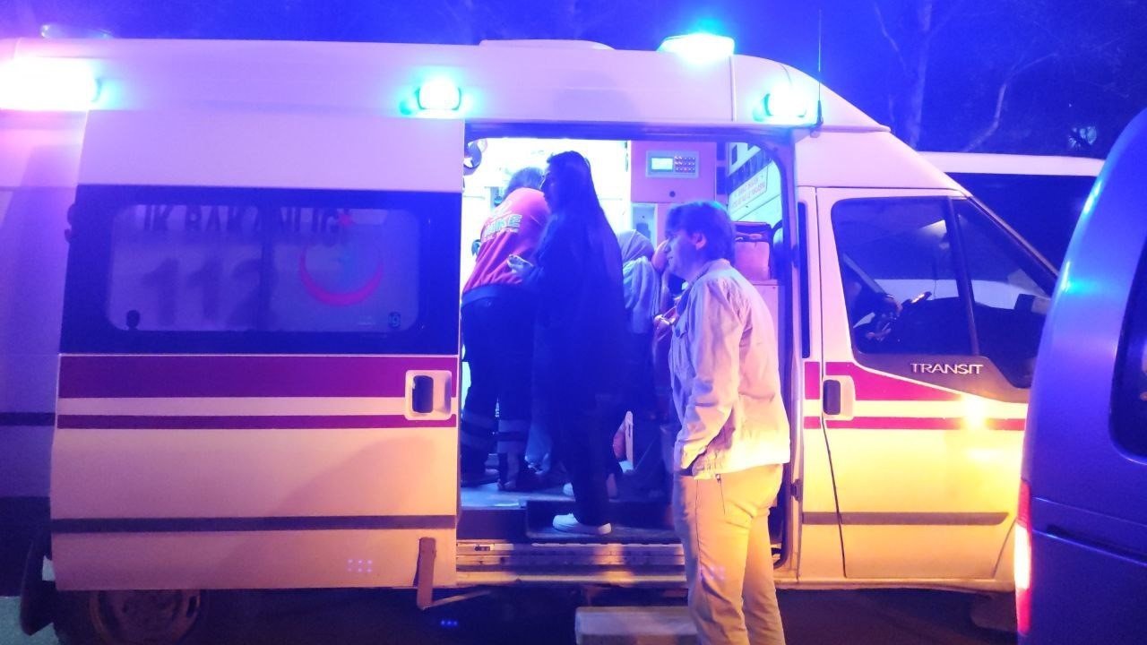 Cep telefonuna bakmak isterken park halindeki tıra çarptı: 3 yaralı