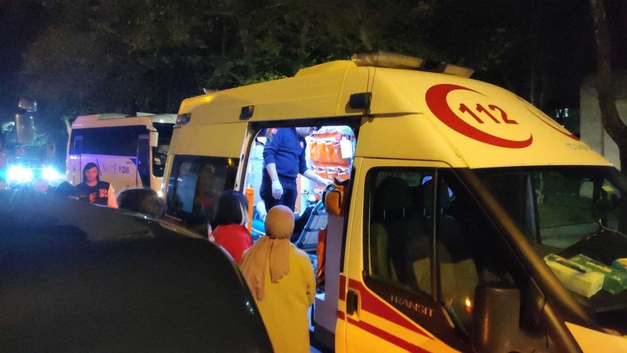 Cep telefonuna bakmak isterken park halindeki tıra çarptı: 3 yaralı