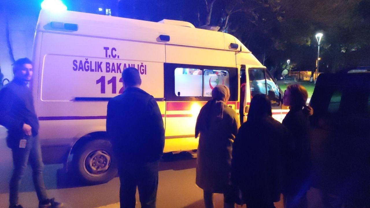 Cep telefonuna bakmak isterken park halindeki tıra çarptı: 3 yaralı