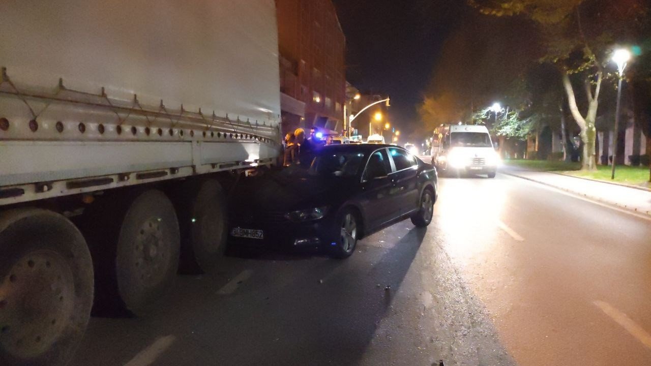 Cep telefonuna bakmak isterken park halindeki tıra çarptı: 3 yaralı