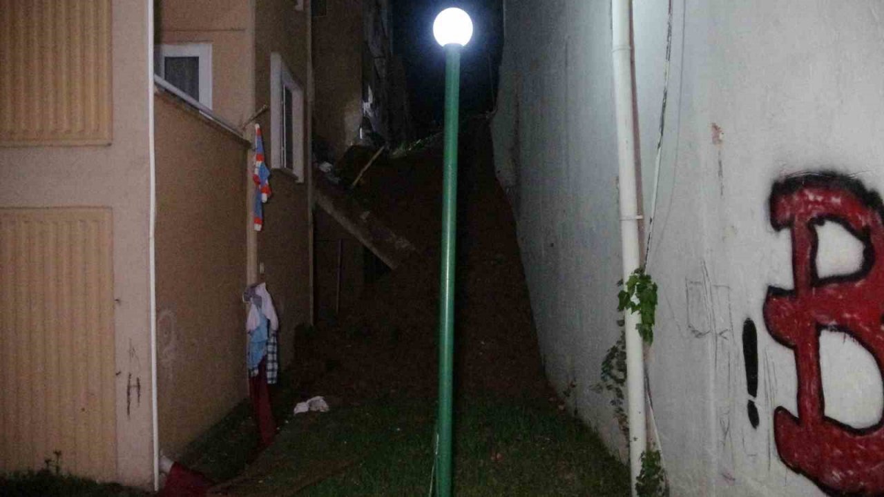 İstinat duvarı apartmanın üzerine çöktü: 32 daire tahliye edildi