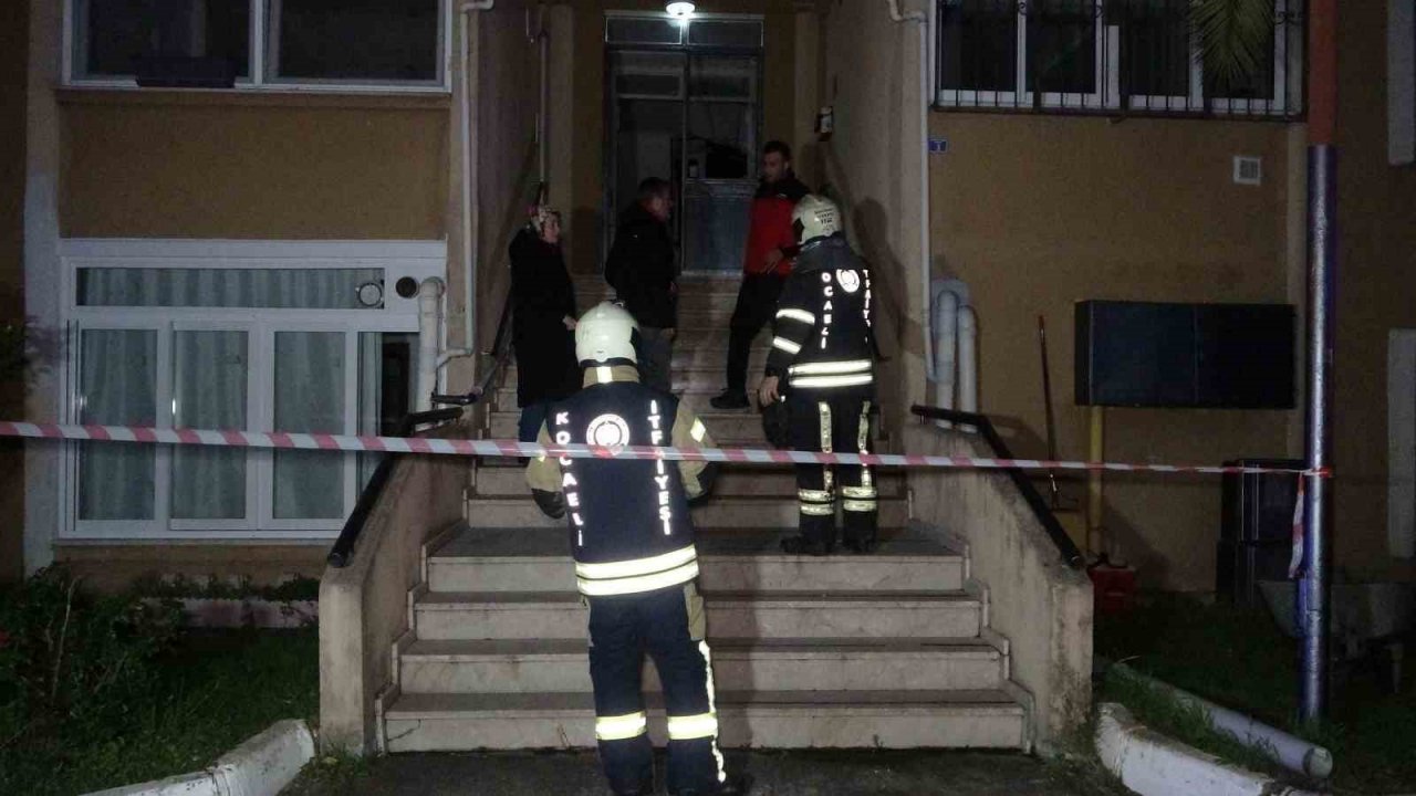 İstinat duvarı apartmanın üzerine çöktü: 32 daire tahliye edildi