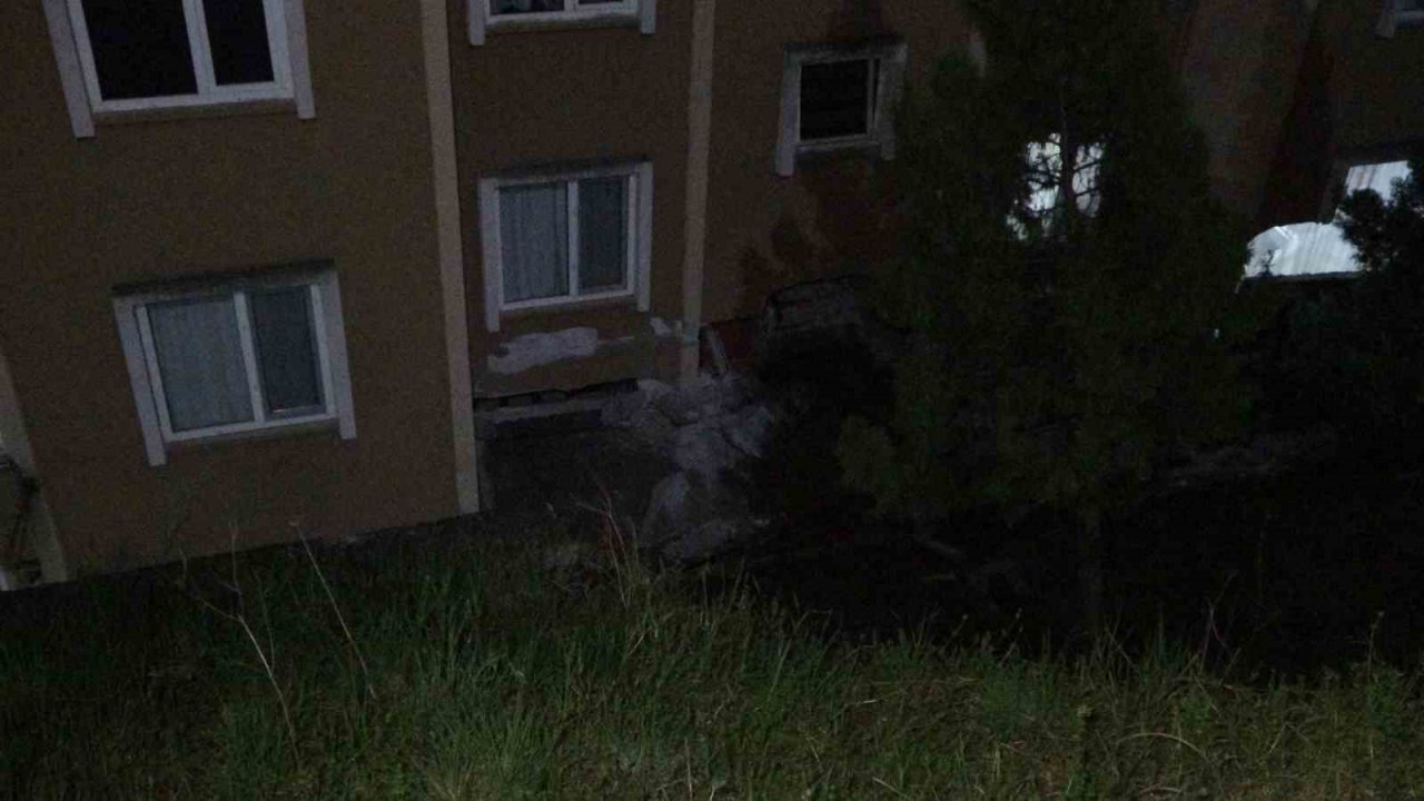 İstinat duvarı apartmanın üzerine çöktü: 32 daire tahliye edildi