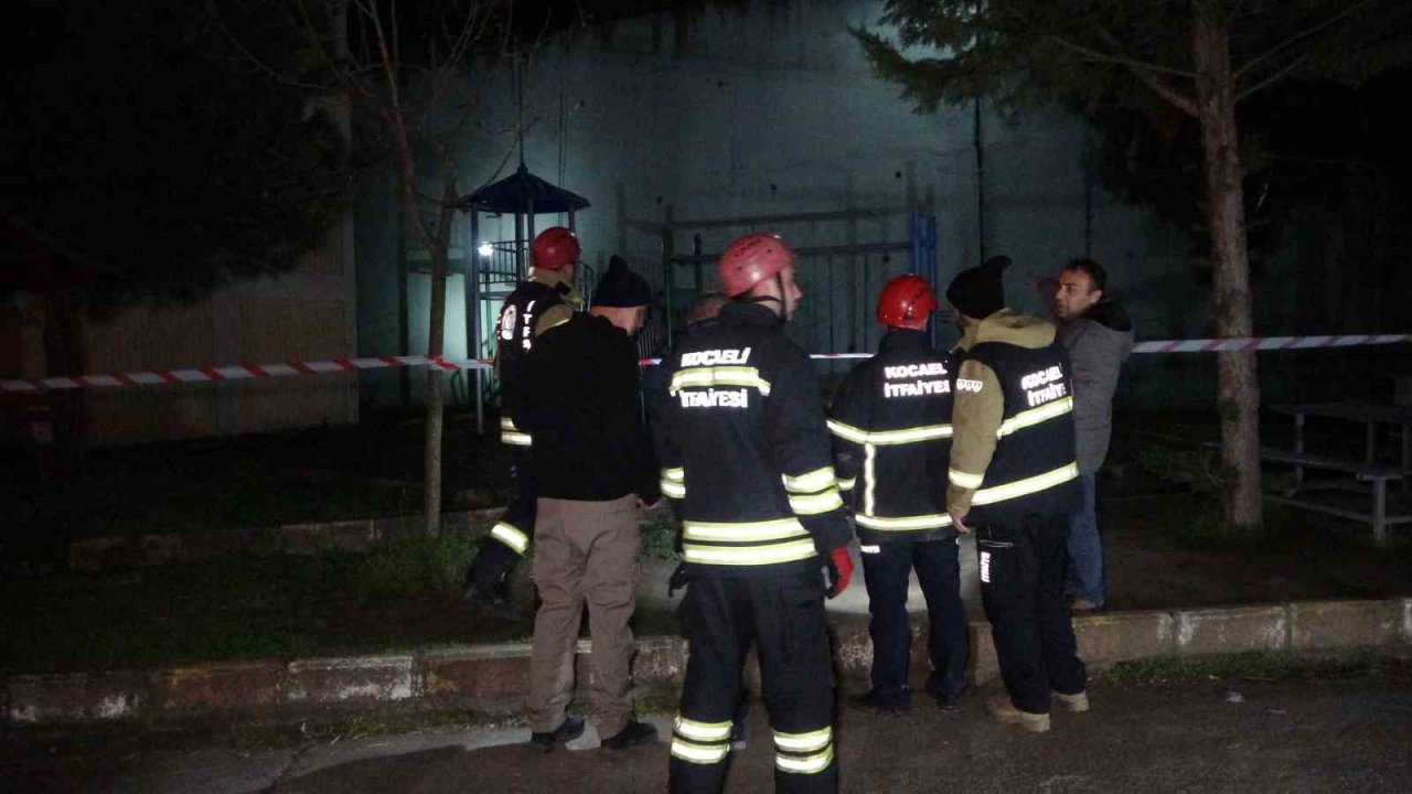 İstinat duvarı apartmanın üzerine çöktü: 32 daire tahliye edildi