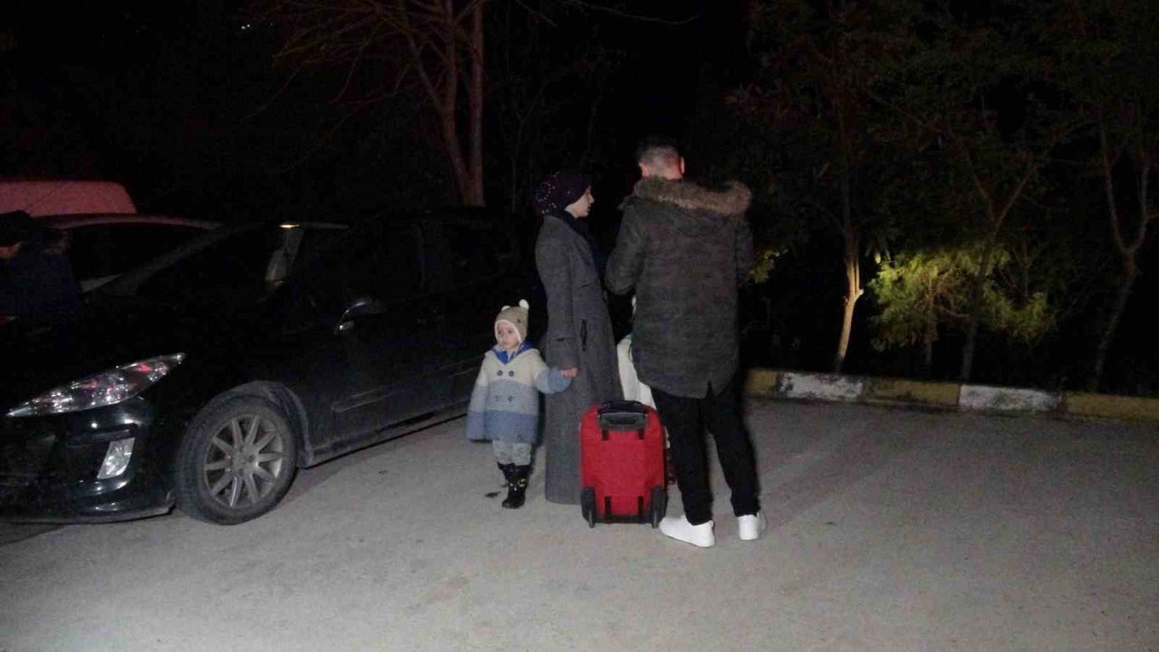 İstinat duvarı apartmanın üzerine çöktü: 32 daire tahliye edildi