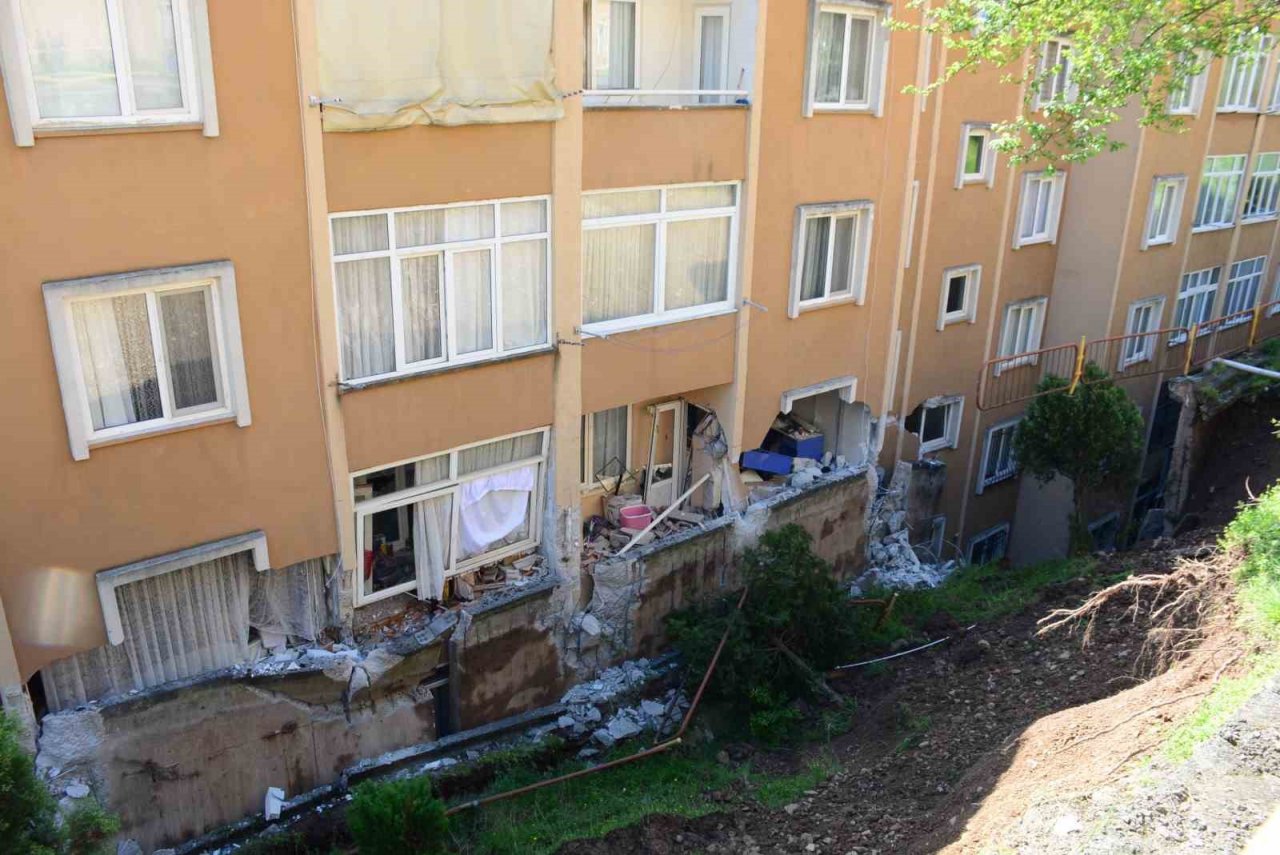 İstinat duvarı apartmanın içine çökmüştü, bu görüntüler hasarın boyutunu gözler önüne serdi
