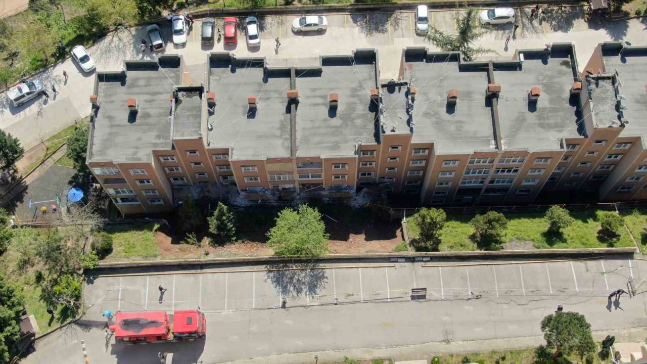 İstinat duvarı apartmanın içine çökmüştü, bu görüntüler hasarın boyutunu gözler önüne serdi