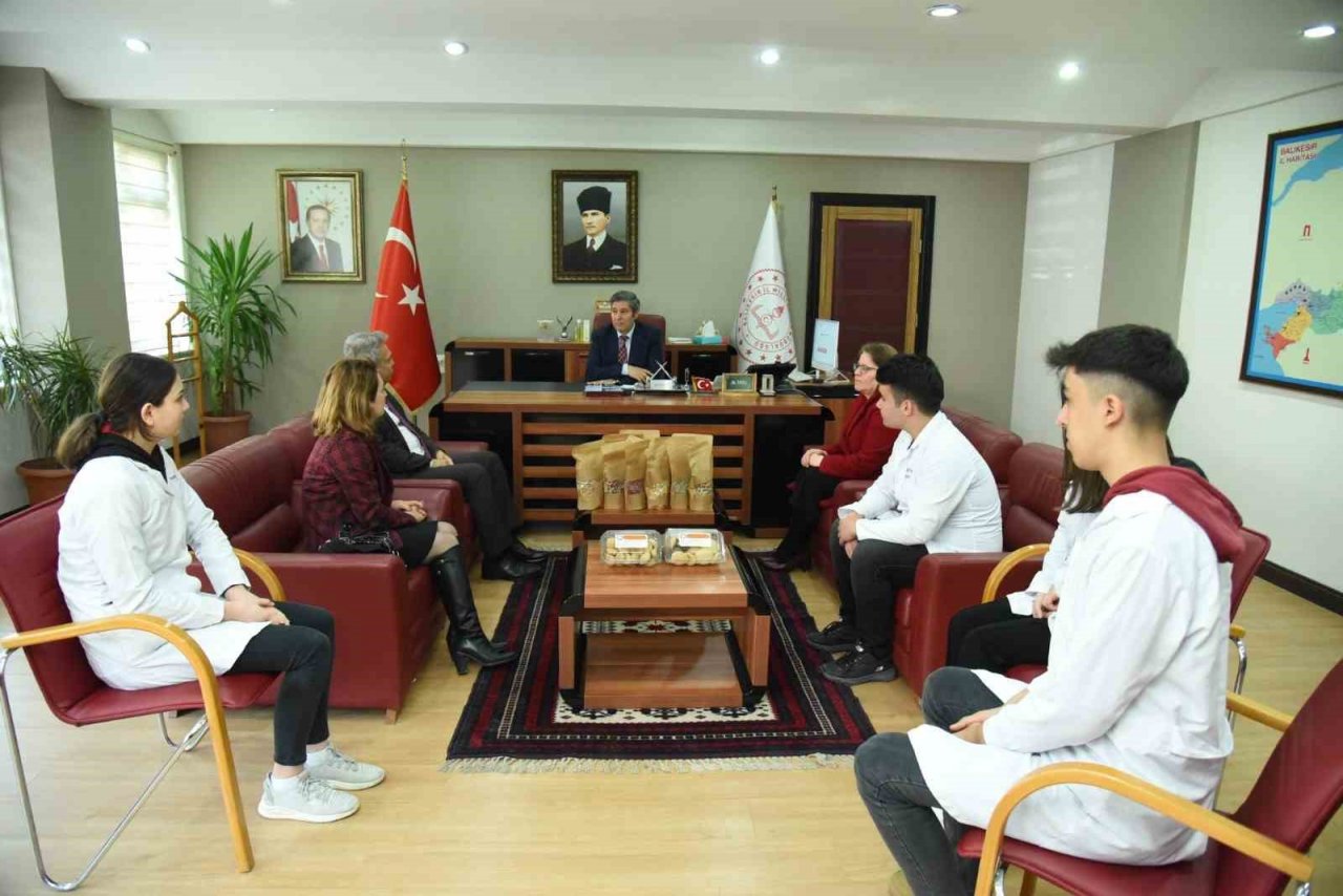 Meslek lisesi öğrencilerinden depremzedelere maddi destek