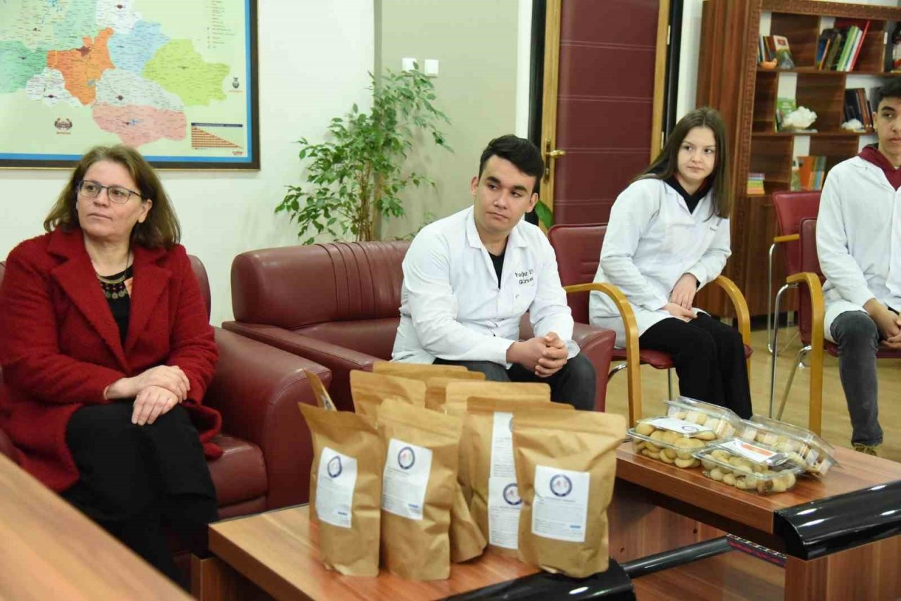 Meslek lisesi öğrencilerinden depremzedelere maddi destek