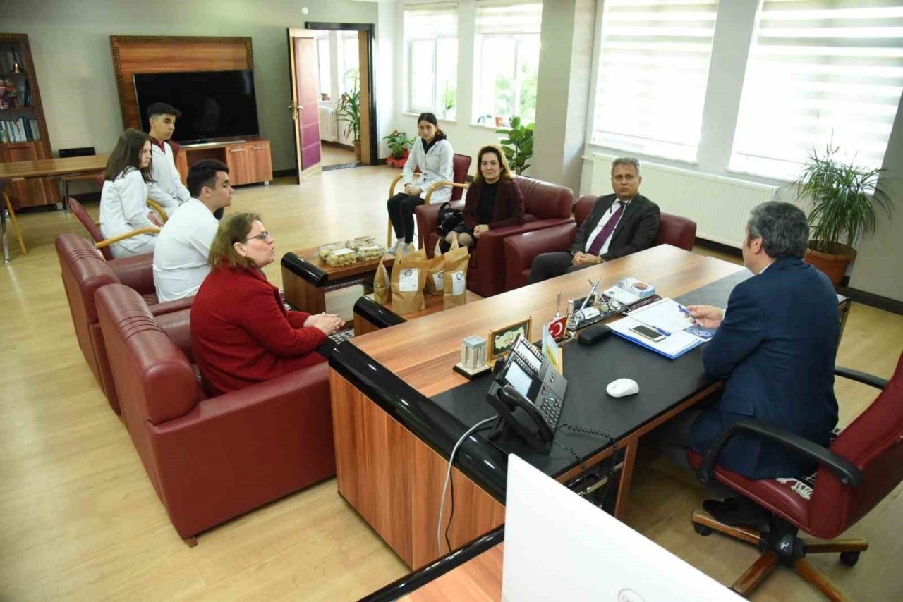 Meslek lisesi öğrencilerinden depremzedelere maddi destek