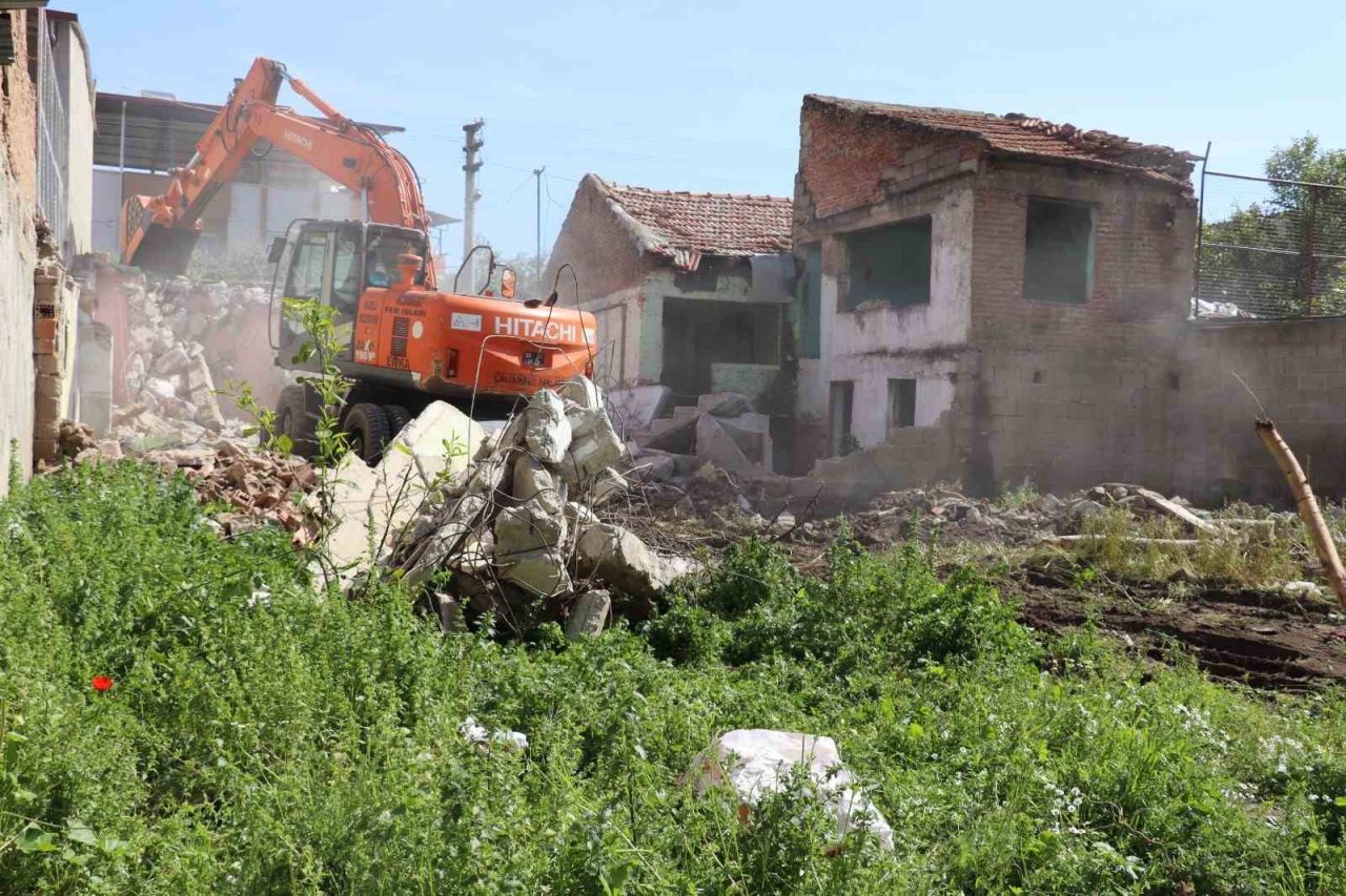 Nazilli’de metruk binalar yıkılıyor