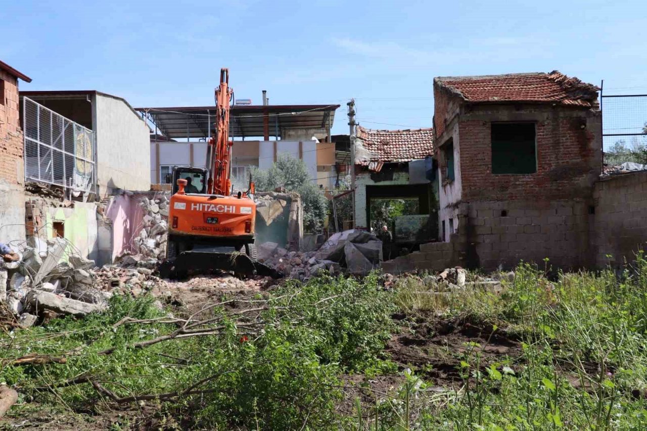 Nazilli’de metruk binalar yıkılıyor