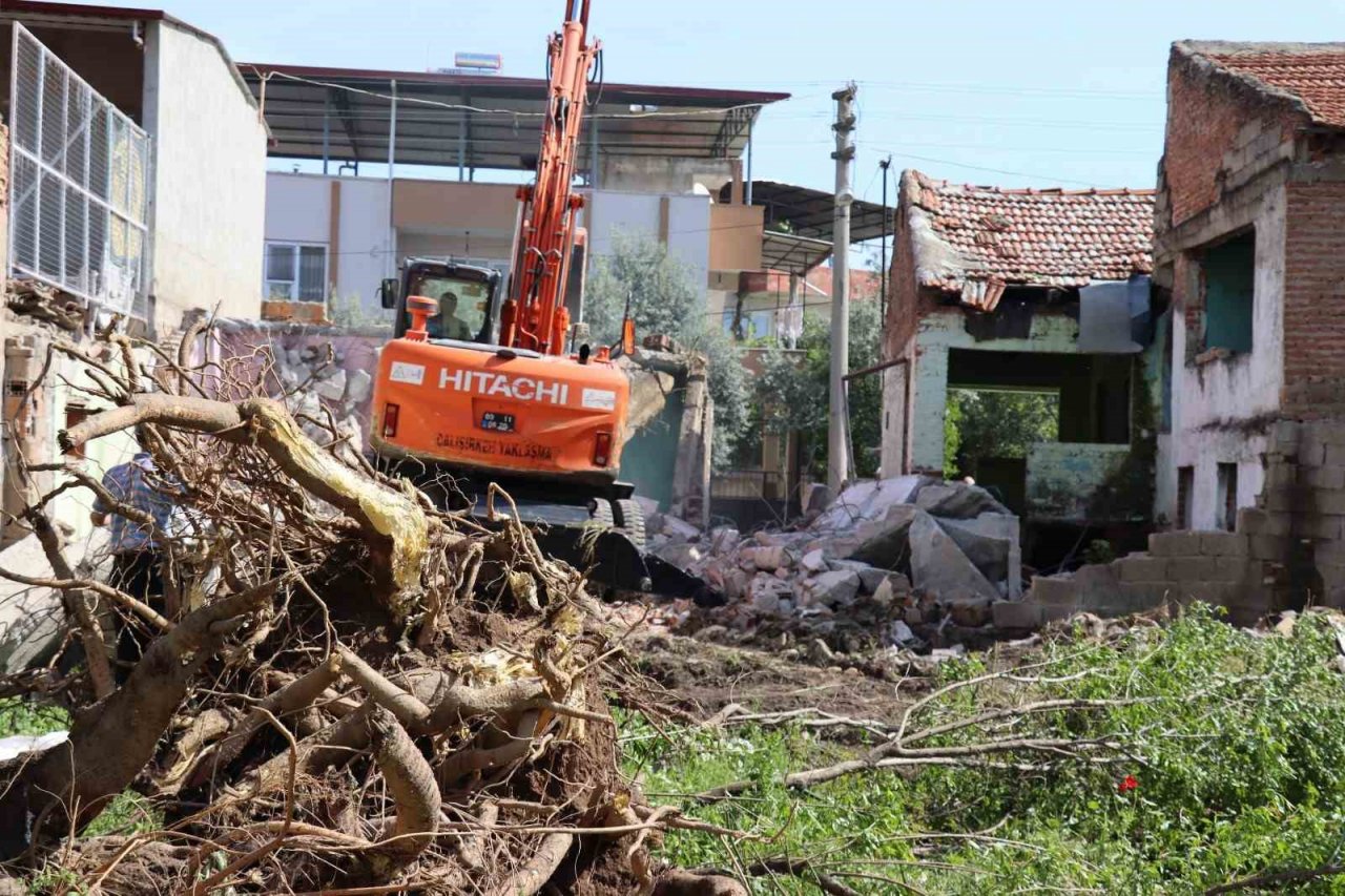 Nazilli’de metruk binalar yıkılıyor