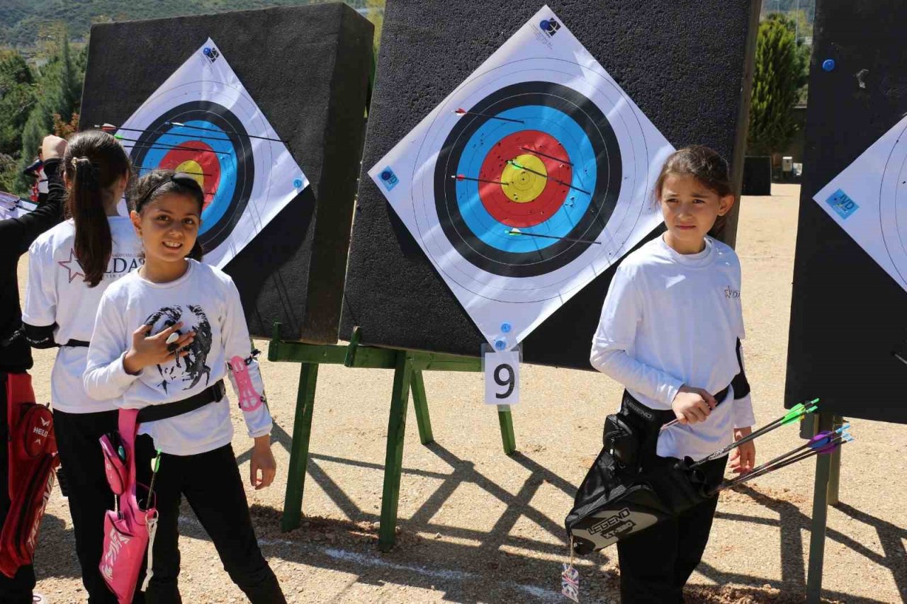 Hedefi 12’den vuran minik okçular göz doldurdu