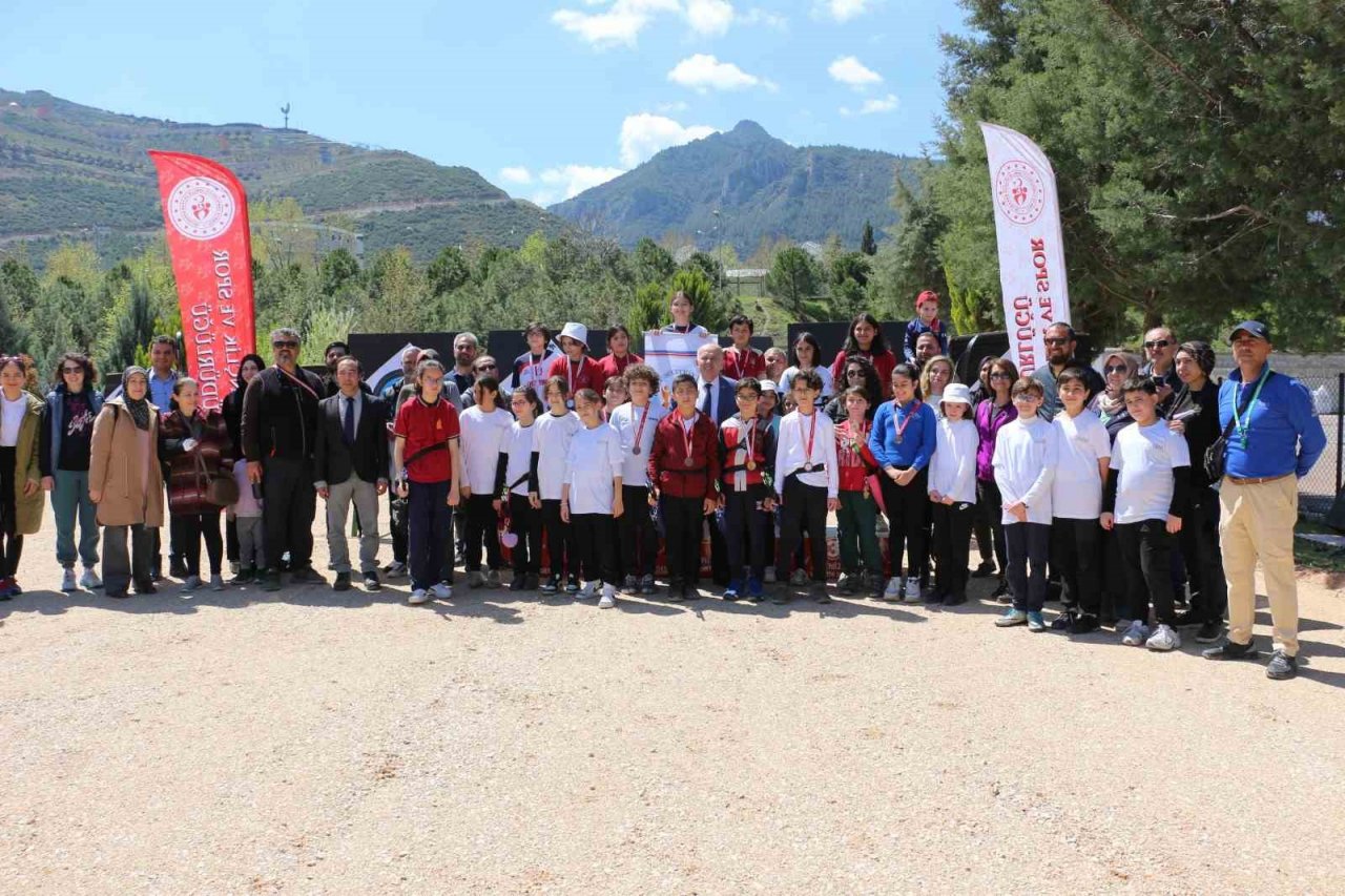 Hedefi 12’den vuran minik okçular göz doldurdu