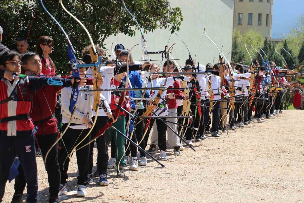 Hedefi 12’den vuran minik okçular göz doldurdu