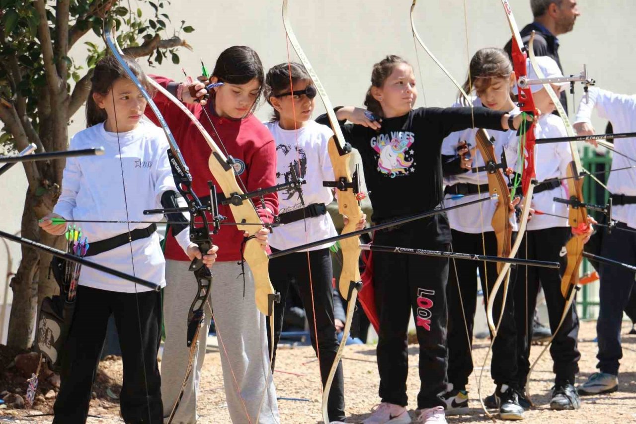 Hedefi 12’den vuran minik okçular göz doldurdu