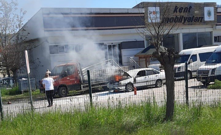 Seyir halindeki araç alevlere teslim oldu