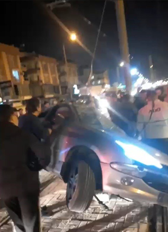 Antalya’da 20 yaşındaki genç, otomobilin penceresinden fırlayıp hayatını kaybetti