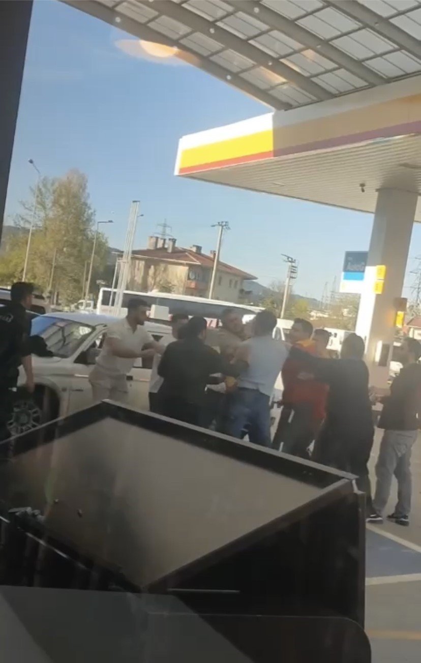 Petrol istasyonu muharebesi: Yumruk yumruğa böyle kavga ettiler