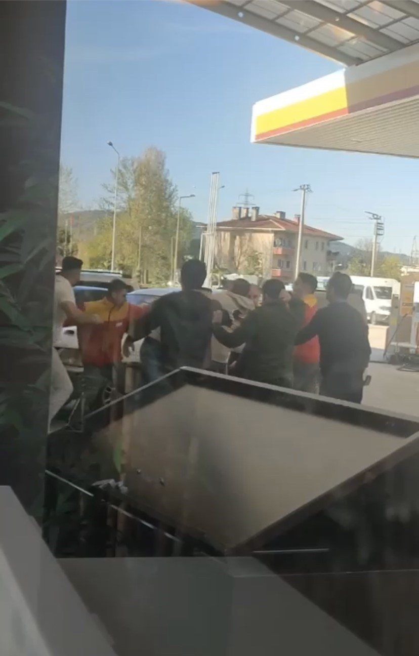 Petrol istasyonu muharebesi: Yumruk yumruğa böyle kavga ettiler