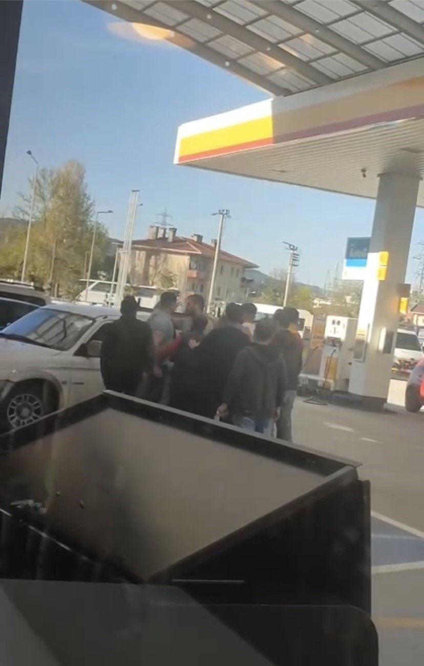 Petrol istasyonu muharebesi: Yumruk yumruğa böyle kavga ettiler
