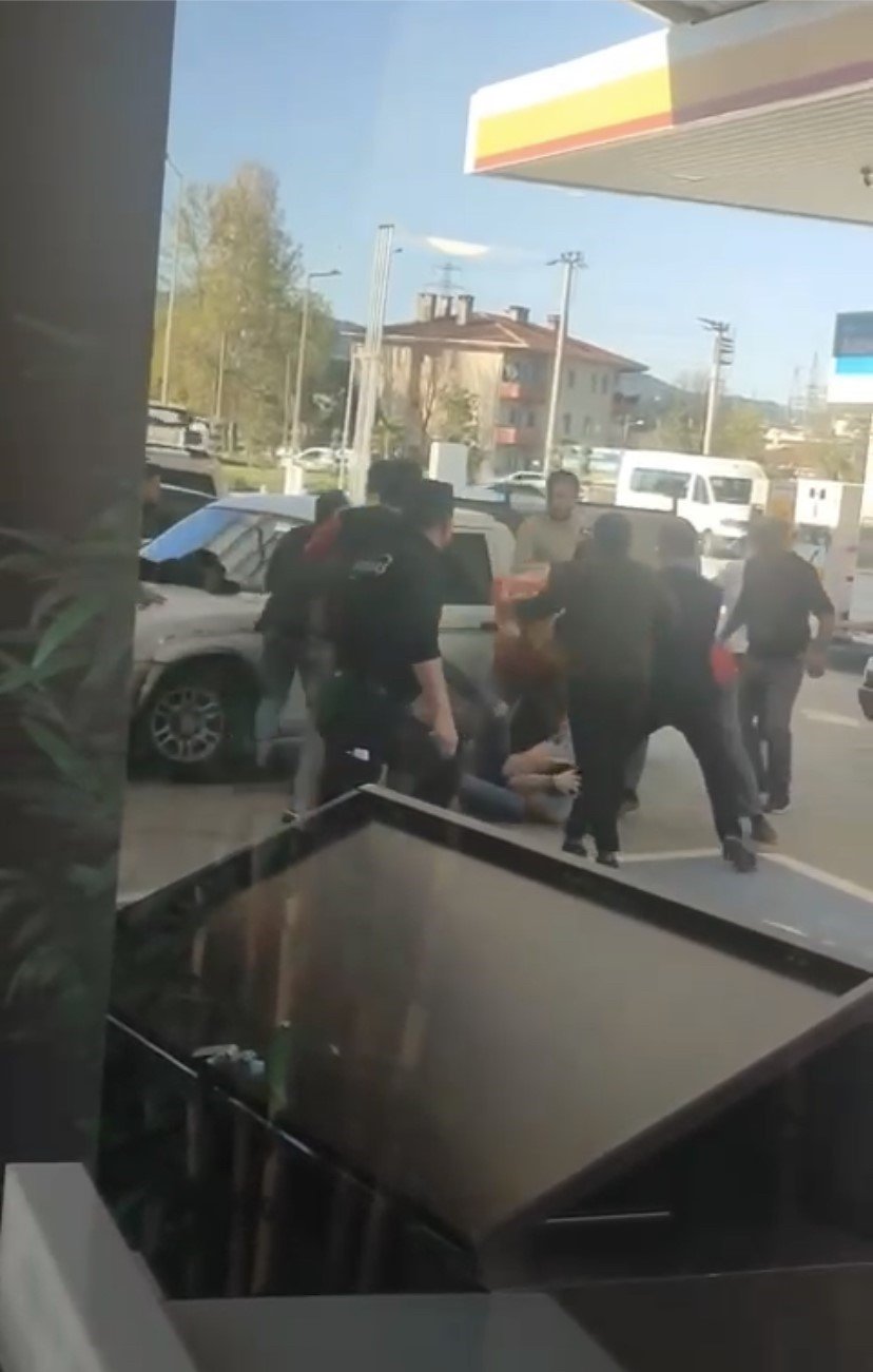 Petrol istasyonu muharebesi: Yumruk yumruğa böyle kavga ettiler