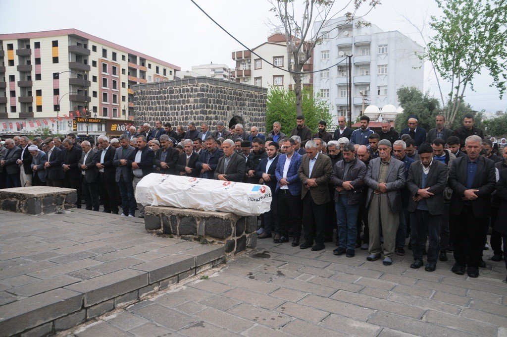 Sakarya’da evinde boğazı kesilmiş halde bulunan Dicle Naz hemşire Cizre’de defnedildi