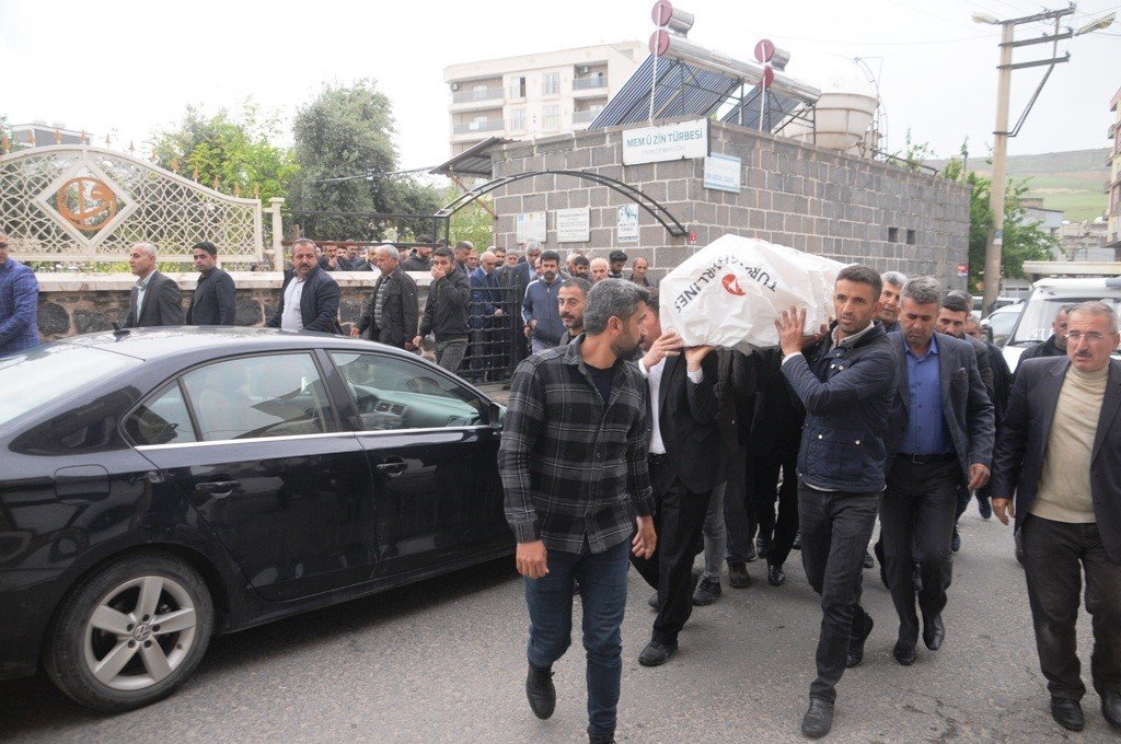 Sakarya’da evinde boğazı kesilmiş halde bulunan Dicle Naz hemşire Cizre’de defnedildi