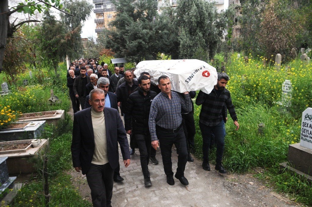 Sakarya’da evinde boğazı kesilmiş halde bulunan Dicle Naz hemşire Cizre’de defnedildi