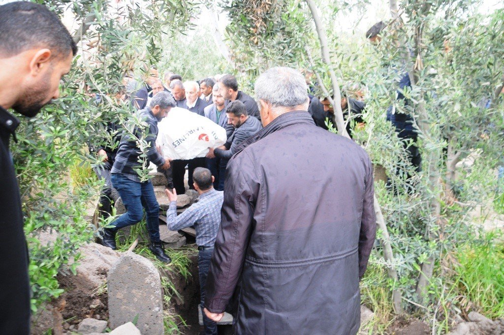 Sakarya’da evinde boğazı kesilmiş halde bulunan Dicle Naz hemşire Cizre’de defnedildi