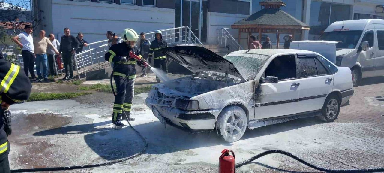 Seyir halindeki araç alevlere teslim oldu