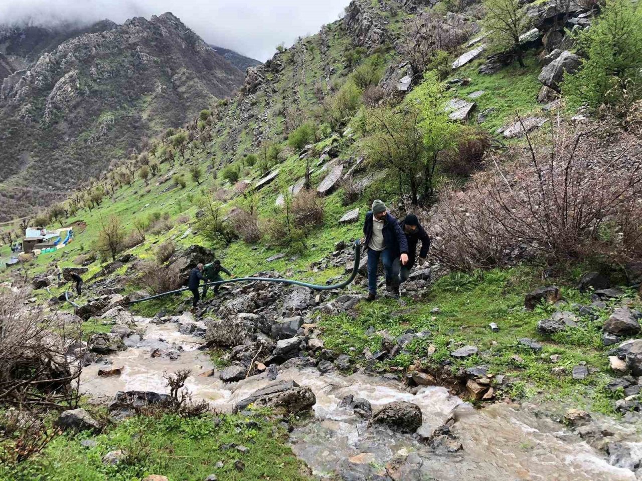 Şırnak’ta sel nedeniyle zarar gören içme suyu şebekesini köylüler onardı