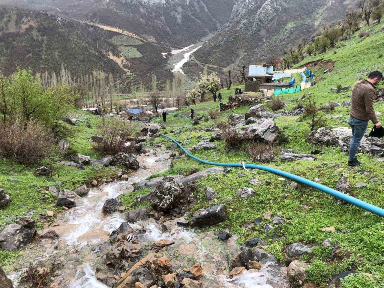 Şırnak’ta sel nedeniyle zarar gören içme suyu şebekesini köylüler onardı