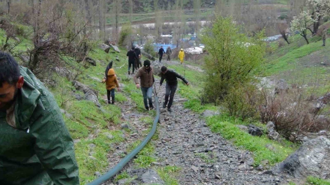 Şırnak’ta sel nedeniyle zarar gören içme suyu şebekesini köylüler onardı