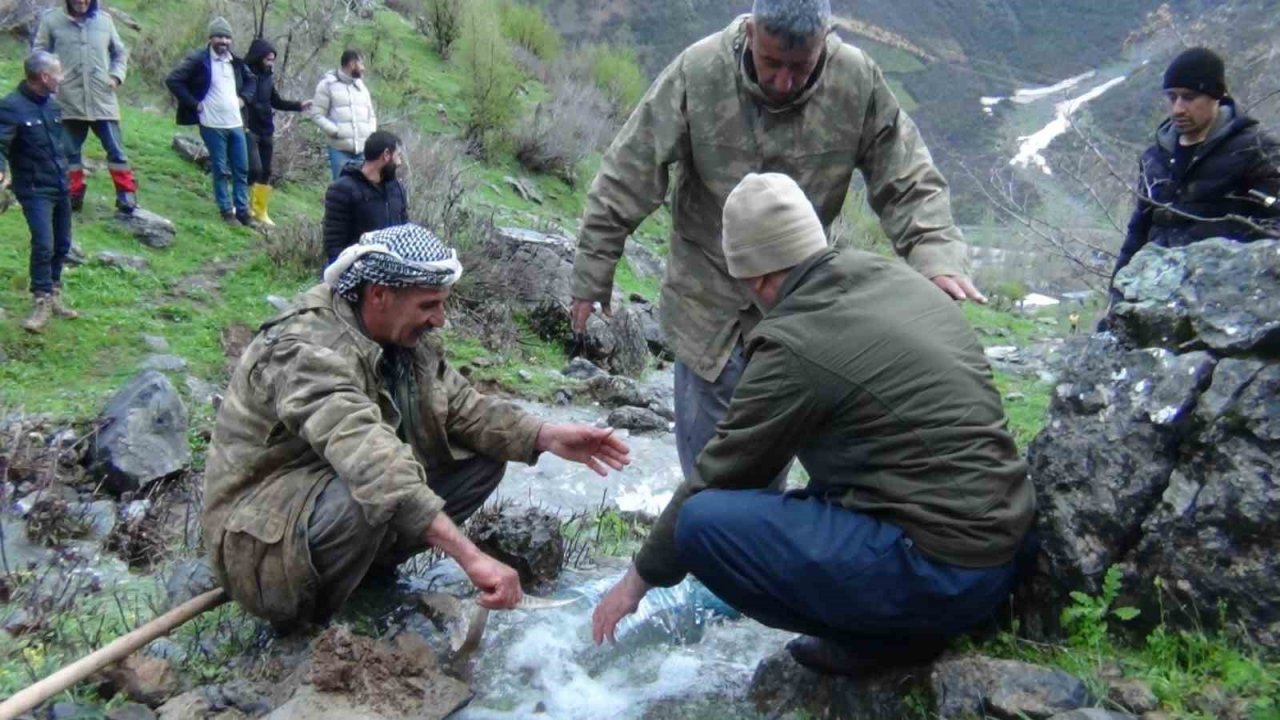 Şırnak’ta sel nedeniyle zarar gören içme suyu şebekesini köylüler onardı