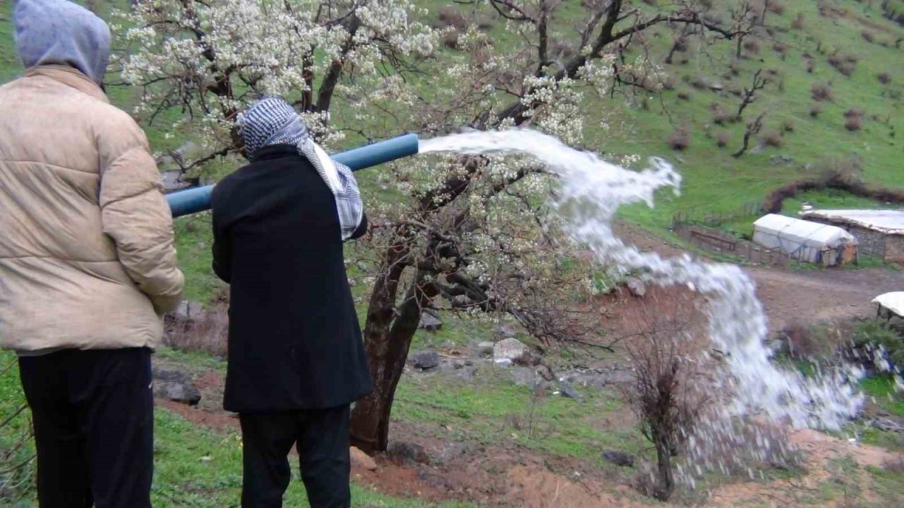 Şırnak’ta sel nedeniyle zarar gören içme suyu şebekesini köylüler onardı