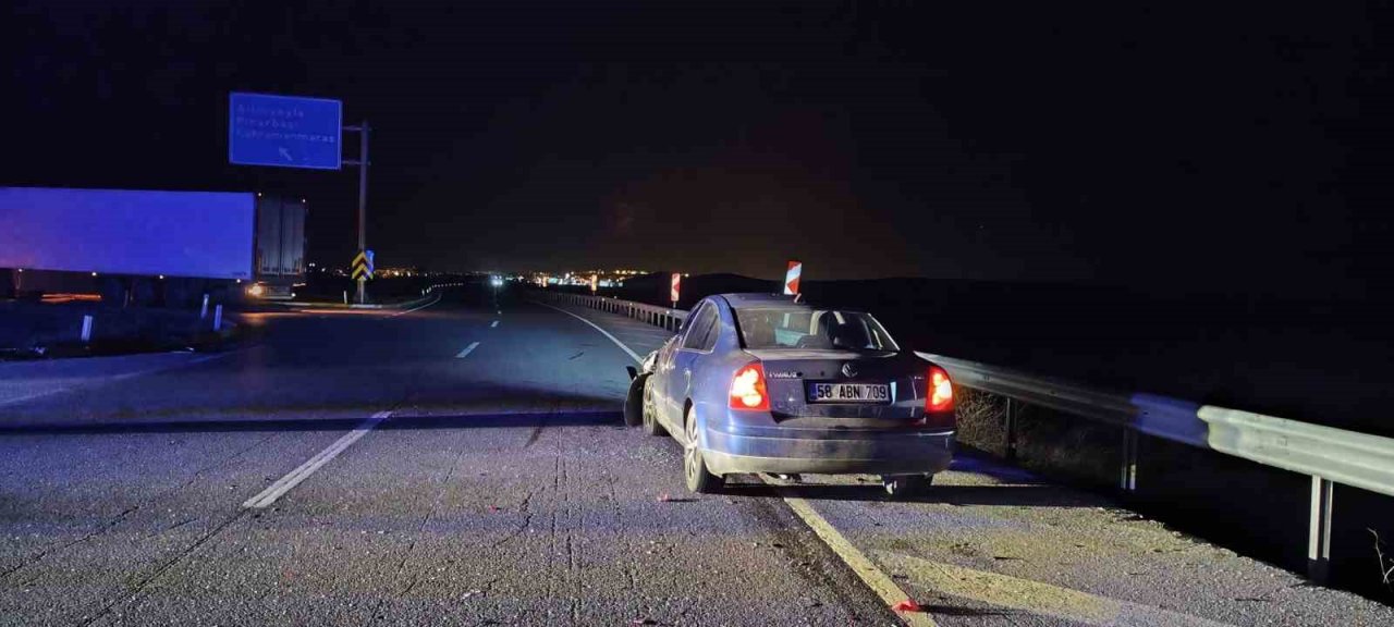 Şarkışla’da tır ile otomobil çarpıştı: 3 yaralı