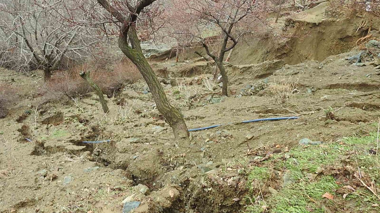 Su taşkınından mezra zarar gördü