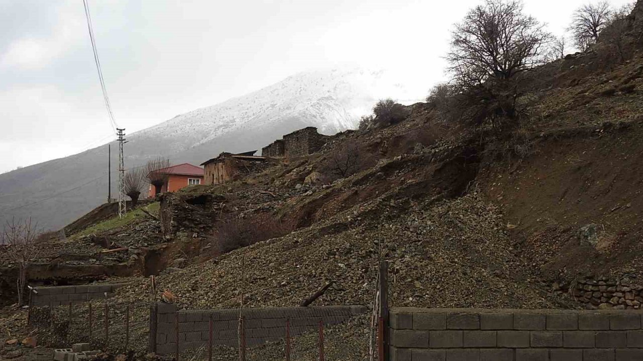 Su taşkınından mezra zarar gördü