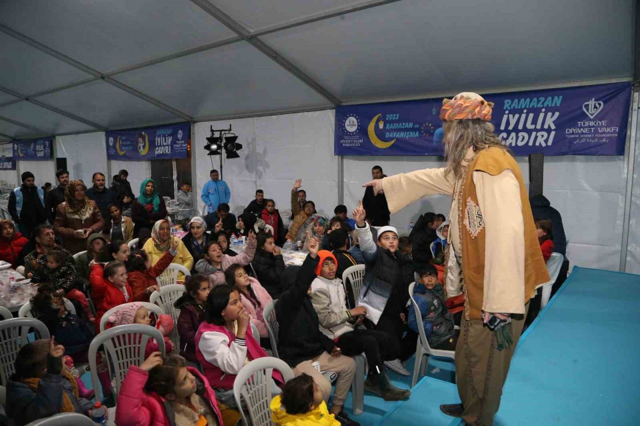 TDV Genel Müdürü Turan: “Yaralar sarılıncaya kadar tüm gücümüz ve imkanımızla deprem bölgesindeyiz”