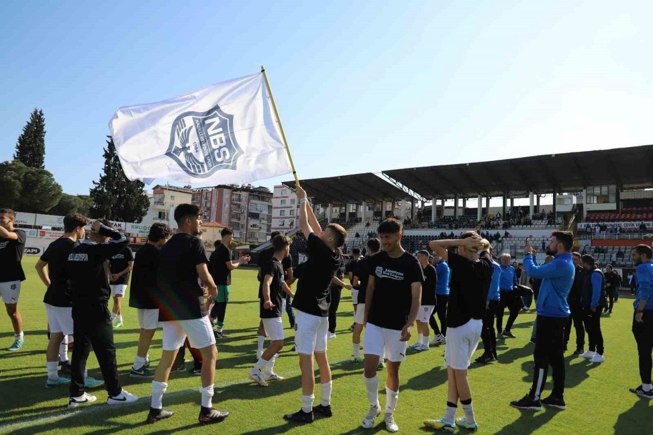 Nazilli Belediyespor U-17 takımı şampiyon oldu