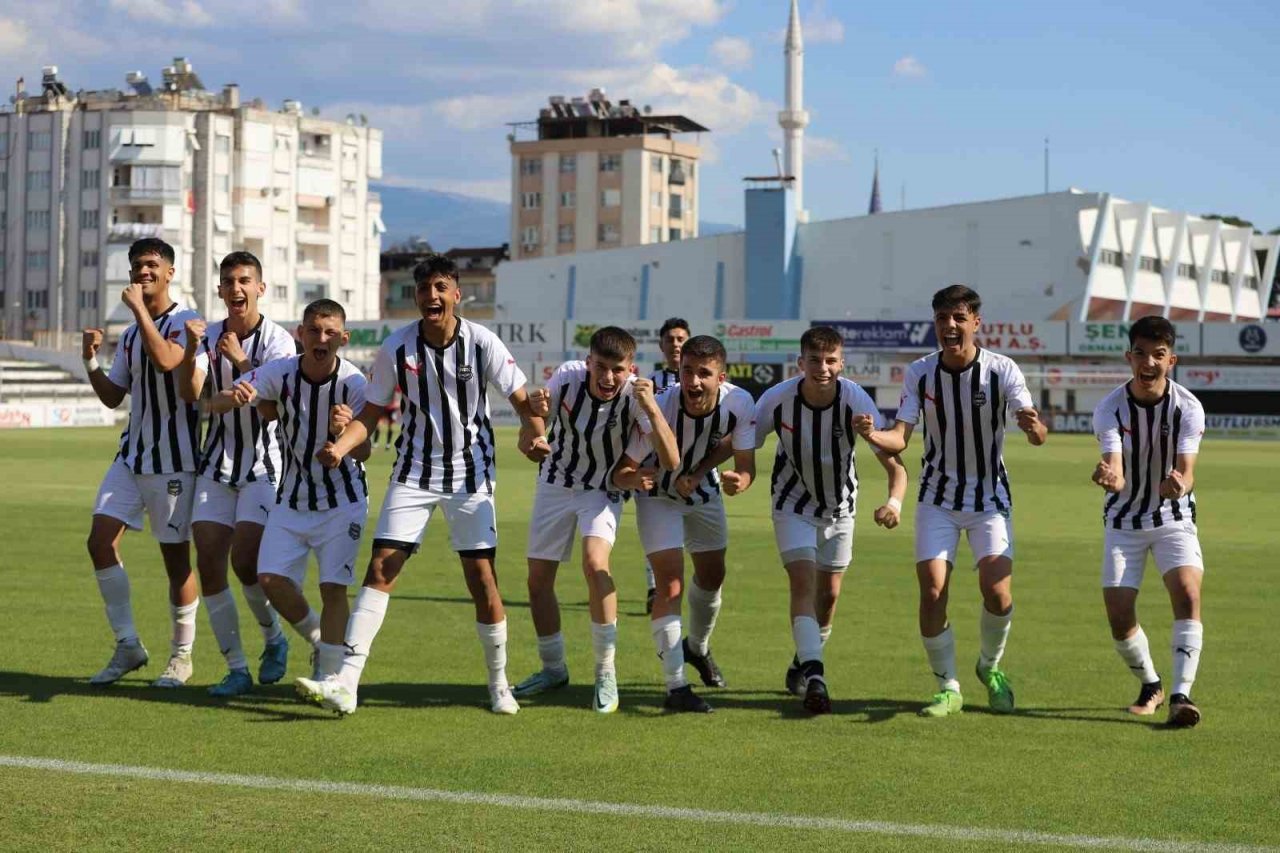 Nazilli Belediyespor U-17 takımı şampiyon oldu