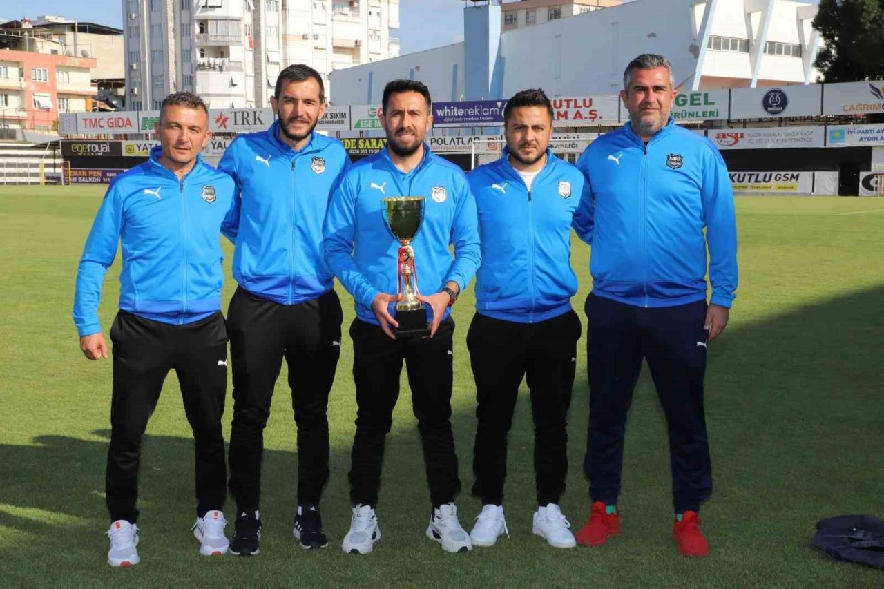 Nazilli Belediyespor U-17 takımı şampiyon oldu