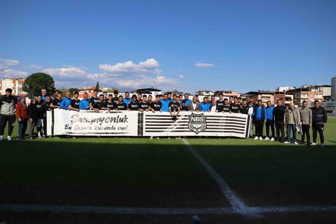 Nazilli Belediyespor U-17 takımı şampiyon oldu