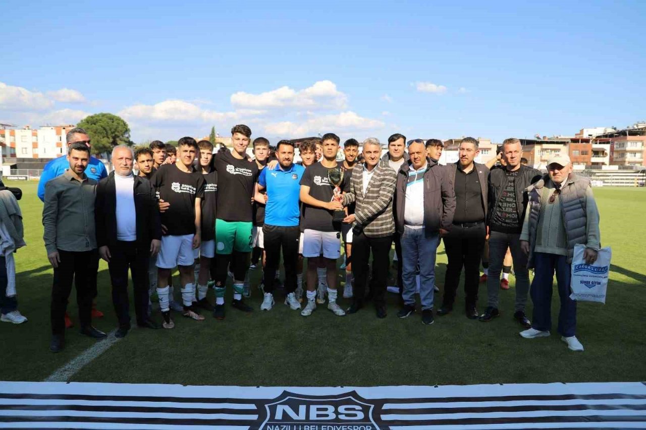 Nazilli Belediyespor U-17 takımı şampiyon oldu