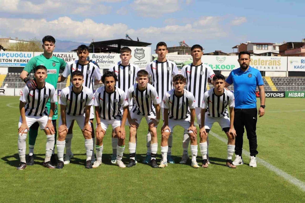Nazilli Belediyespor U-17 takımı şampiyon oldu