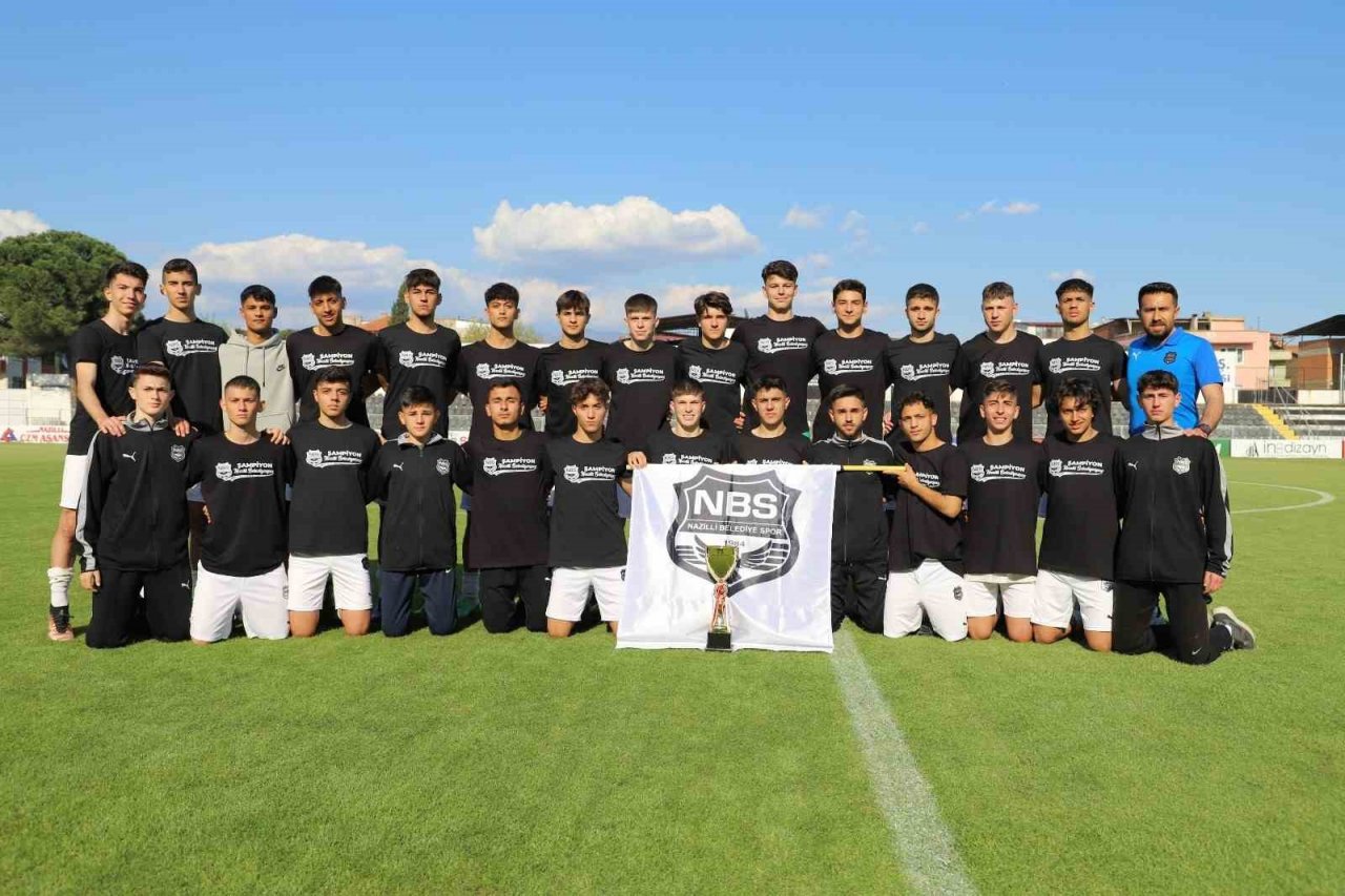Nazilli Belediyespor U-17 takımı şampiyon oldu