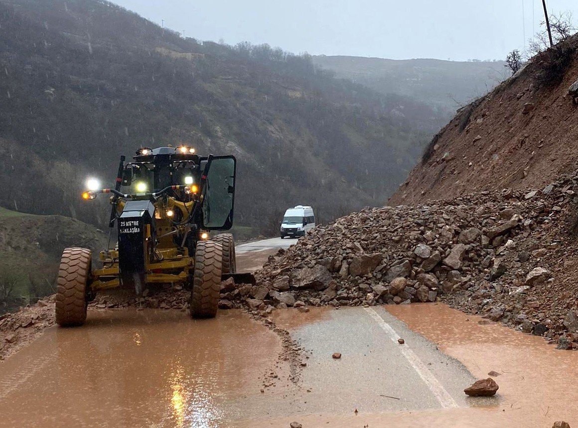 Van’da yol yapım ve karla mücadele çalışması