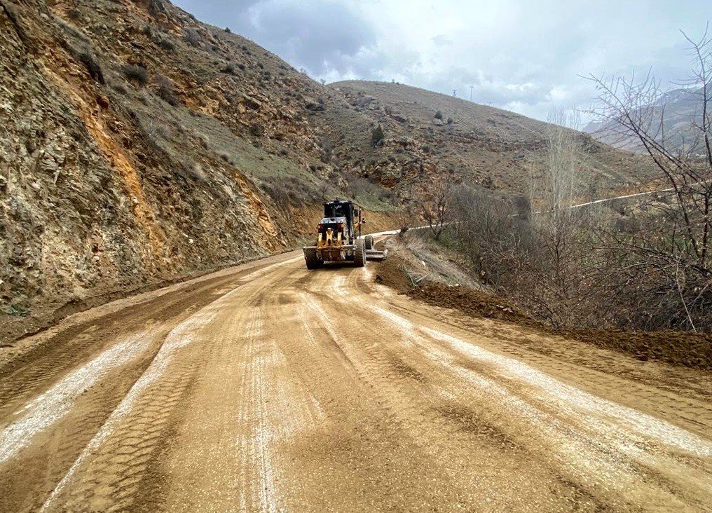 Van’da yol yapım ve karla mücadele çalışması